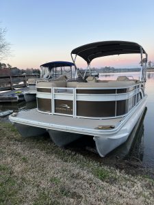 22 Bennington tritoon